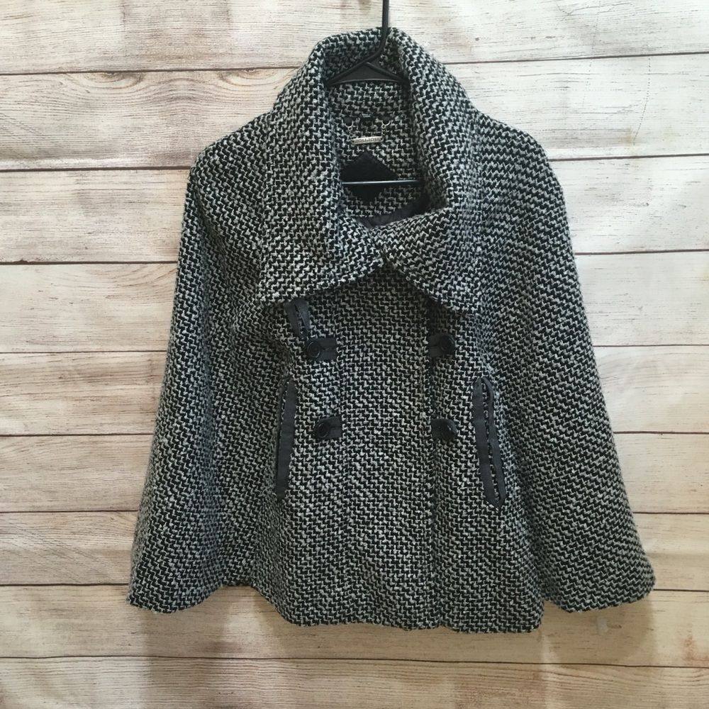 EXCELLENT CONDITION JOU JOUâBUTTONâ FRONT CAPE IN BLACK AND WHITE TWEED